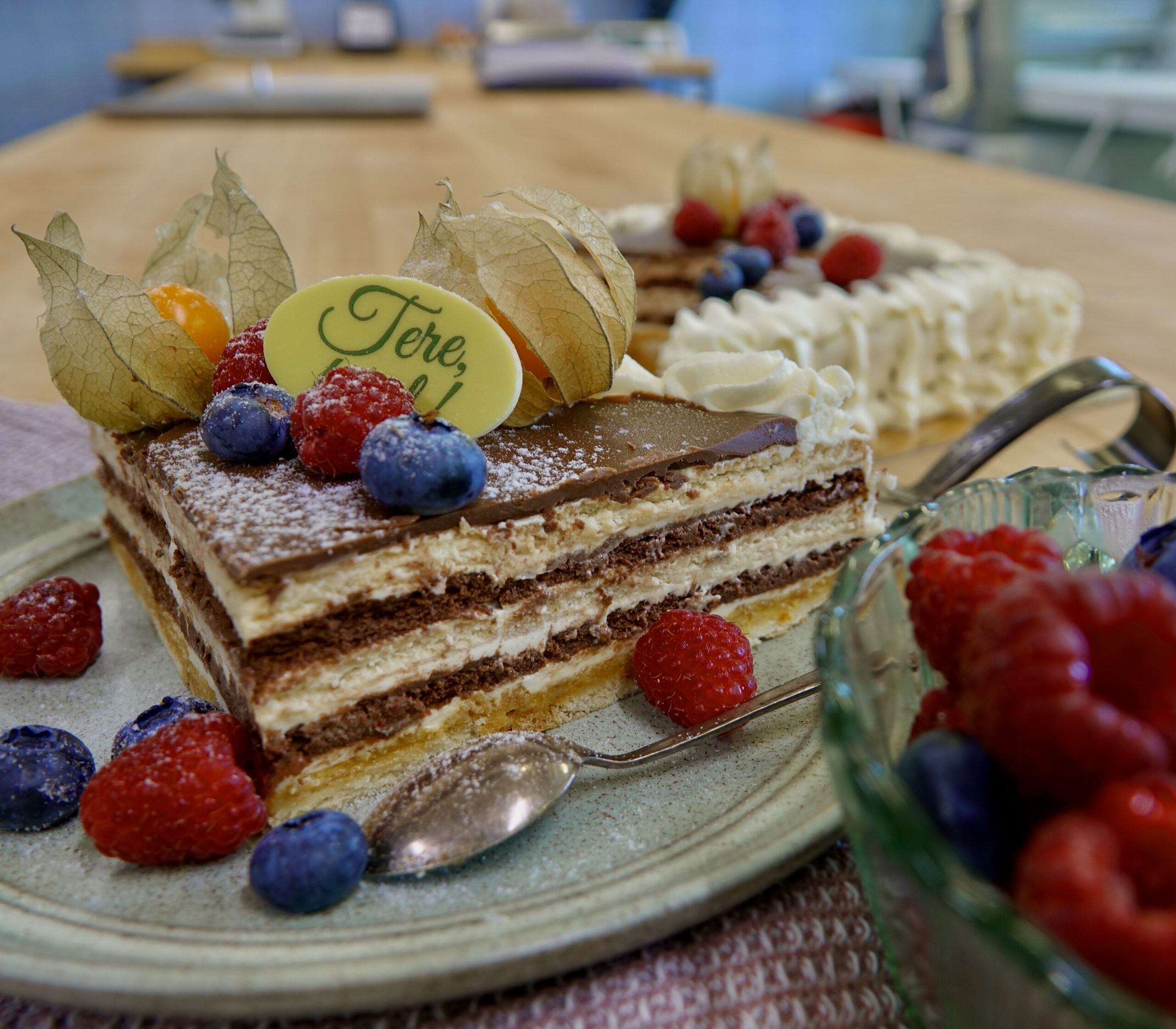 Tort koosneb heledatest ja tumedatest küpsisekorrustest. Nende vahel on hapukoore kihid, üheks kihiks passioni-mango maitseline krõbekiht.  
The post Halvaa küp